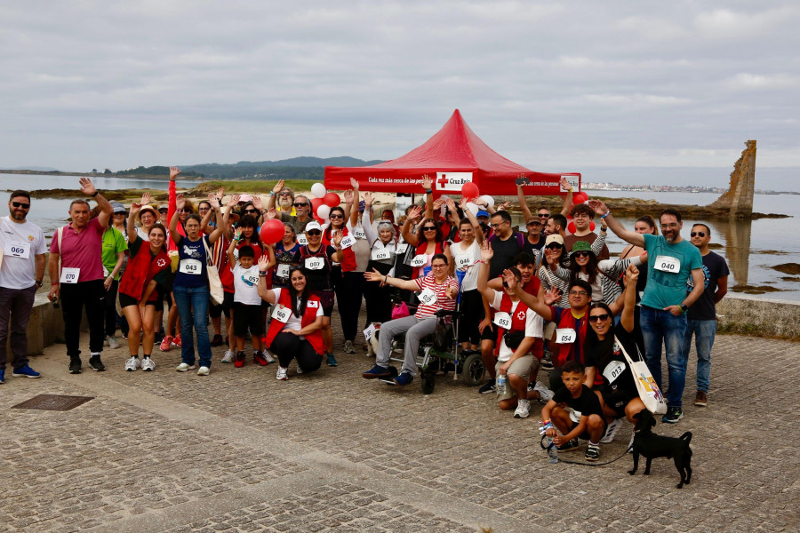 Cerca de un centenar de personas se suman a la andaina solidaria a favor de Cruz Roja en Cambados