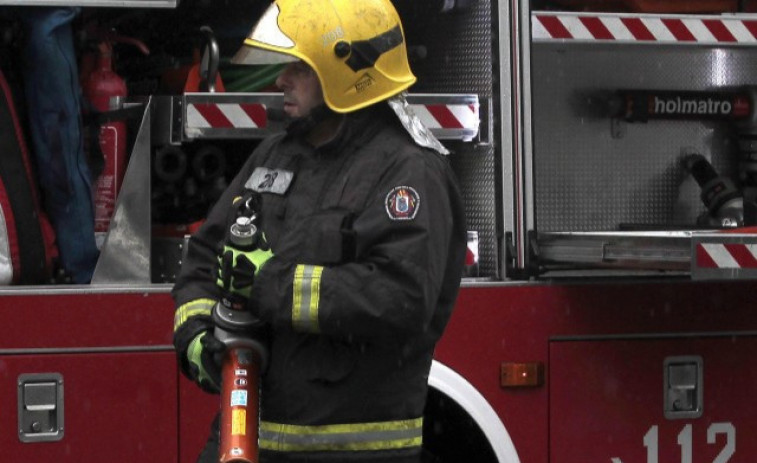 Un incendio en una vivienda desocupada en Gondar movilizó a los bomberos tras el aviso de un vecino