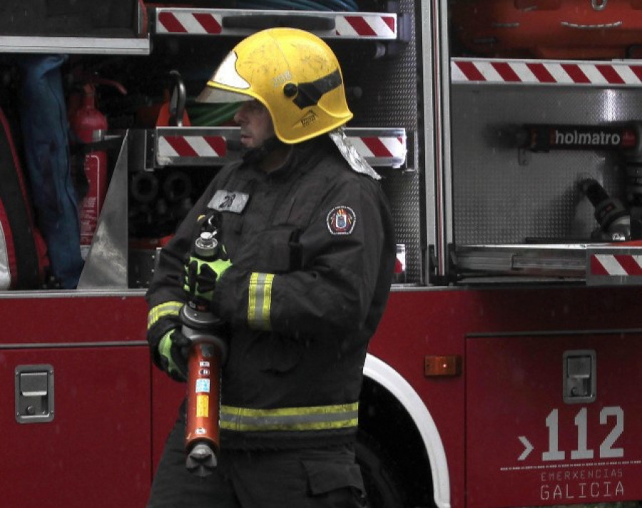 Un incendio en una vivienda desocupada en Gondar movilizó a los bomberos tras el aviso de un vecino