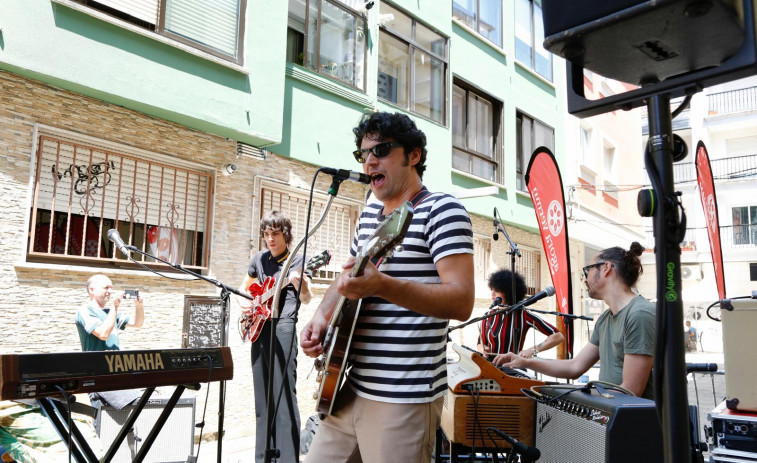 La música sigue en los bares y fuera: El penúltimo Vermú da paso a los Xoves Abertos en Vilagarcía
