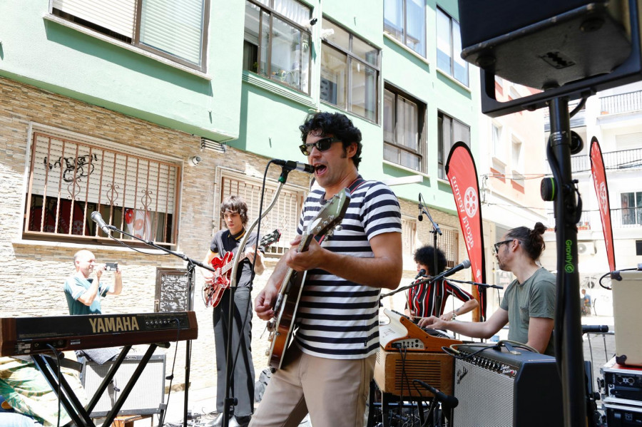 La música sigue en los bares y fuera: El penúltimo Vermú da paso a los Xoves Abertos en Vilagarcía