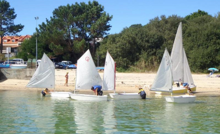 El Concello de O Grove y el Club Náutico de San Vicente impulsan un curso de iniciación a la vela