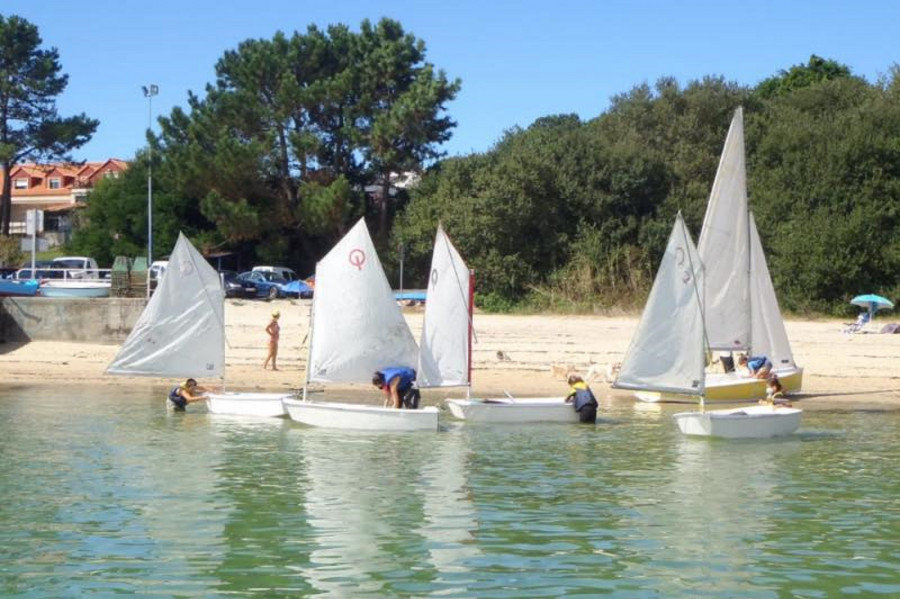 El Concello de O Grove y el Club Náutico de San Vicente impulsan un curso de iniciación a la vela
