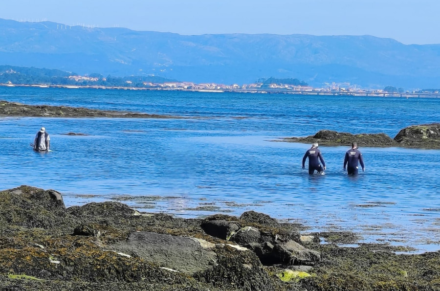 Rescatan a un pescador que quedó atrapado en el barro en Cambados