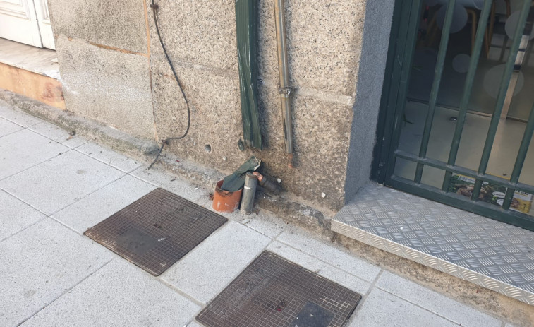Un conductor se estrella contra una vivienda en Cambados, rompe la conducción del gas y abandona el lugar