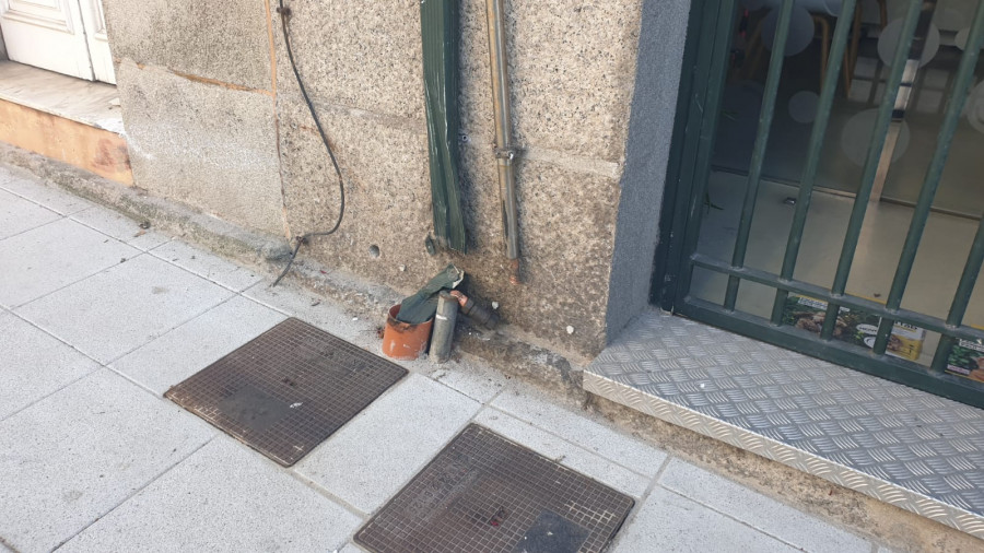 Un conductor se estrella contra una vivienda en Cambados, rompe la conducción del gas y abandona el lugar