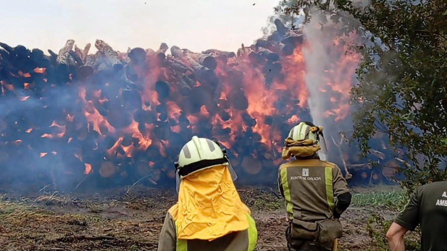 Una persona herida al intentar apagar un incendio en Cuntis