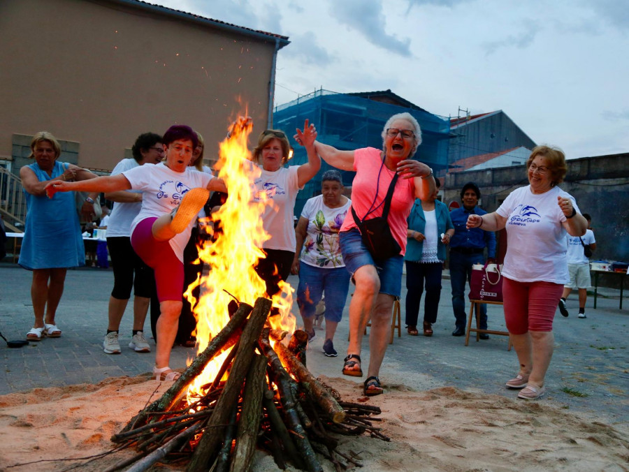 Más de 1.000 cachelas iluminaron ayer la noite meiga de San Xoán en Arousa