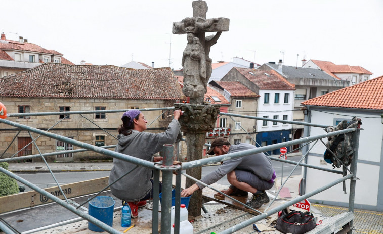 La Asociación de Veciños de Carril agradece al párroco la recuperación del cruceiro