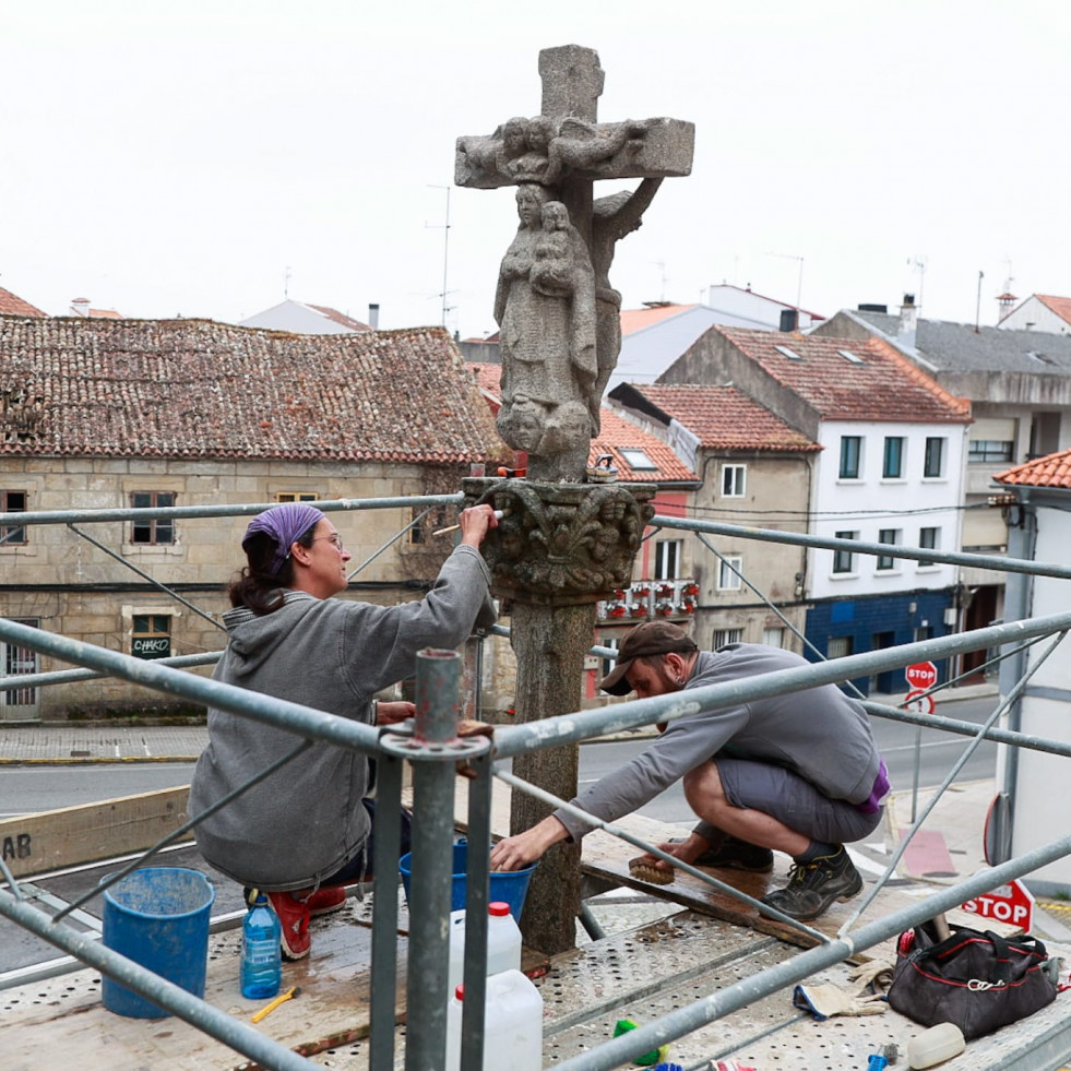 La Asociación de Veciños de Carril agradece al párroco la recuperación del cruceiro