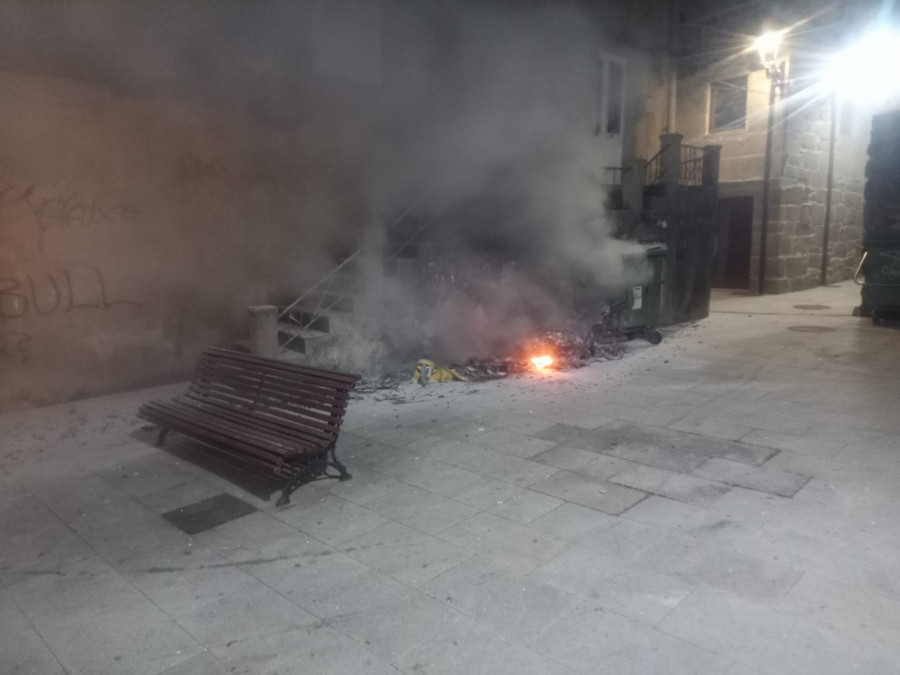 Cuatro contenedores de basura fueron pasto de las llamas de madrugada en A Pobra