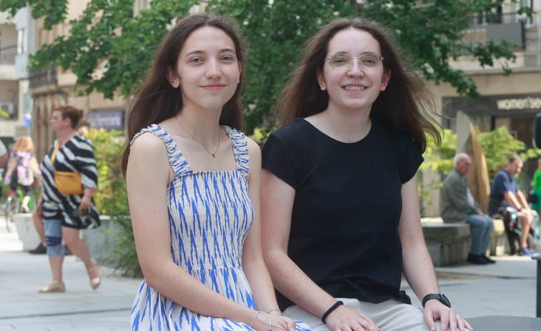 Raquel y Clara, dos hermanas casi de diez en Vilagarcía