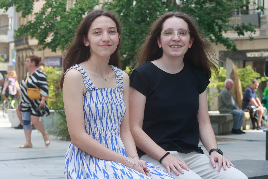 Raquel y Clara, dos hermanas casi de diez en Vilagarcía