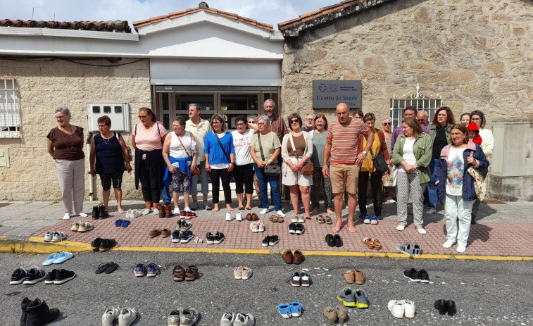 Catoira coloca cerca de 50 pares de zapatos frente al centro de salud para aclarar que “non son invisibles”