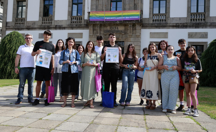 Estudantes do Castro Alobre de Vilagarcía reparten 6.000 imáns en locais para implicarse co uso do galego