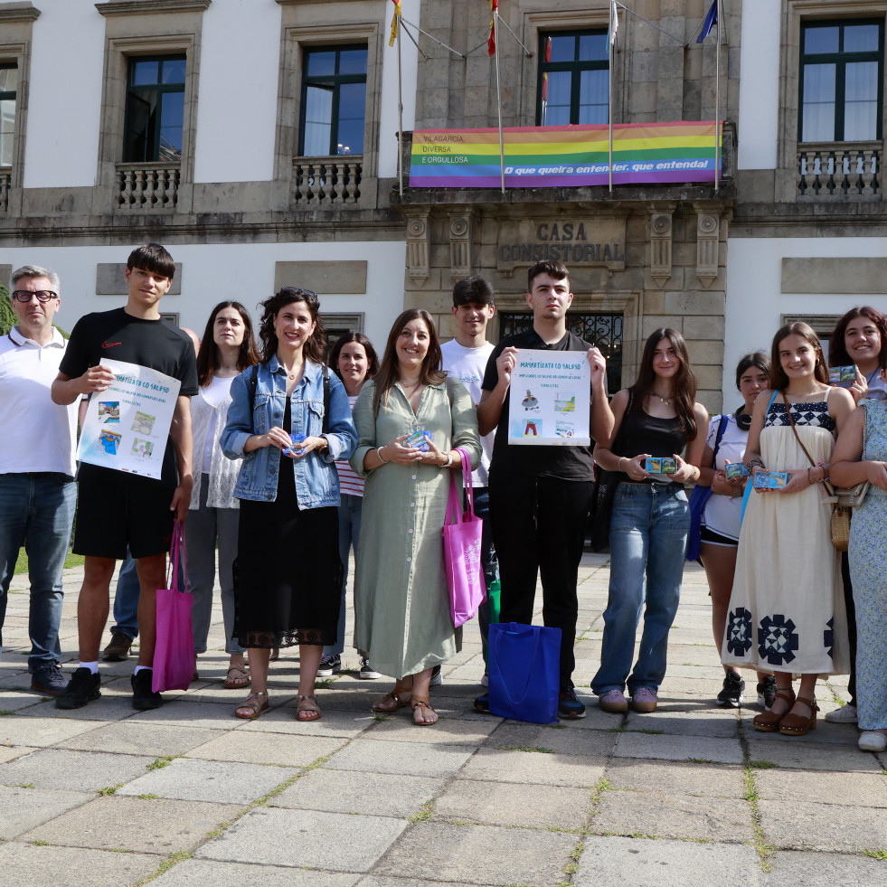 Estudantes do Castro Alobre de Vilagarcía reparten 6.000 imáns en locais para implicarse co uso do galego