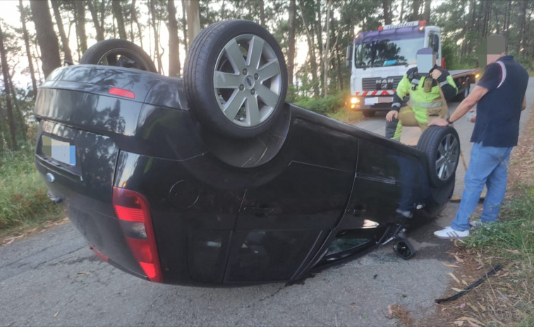 Herida una persona en un accidente con vuelco de un coche en Ribeira