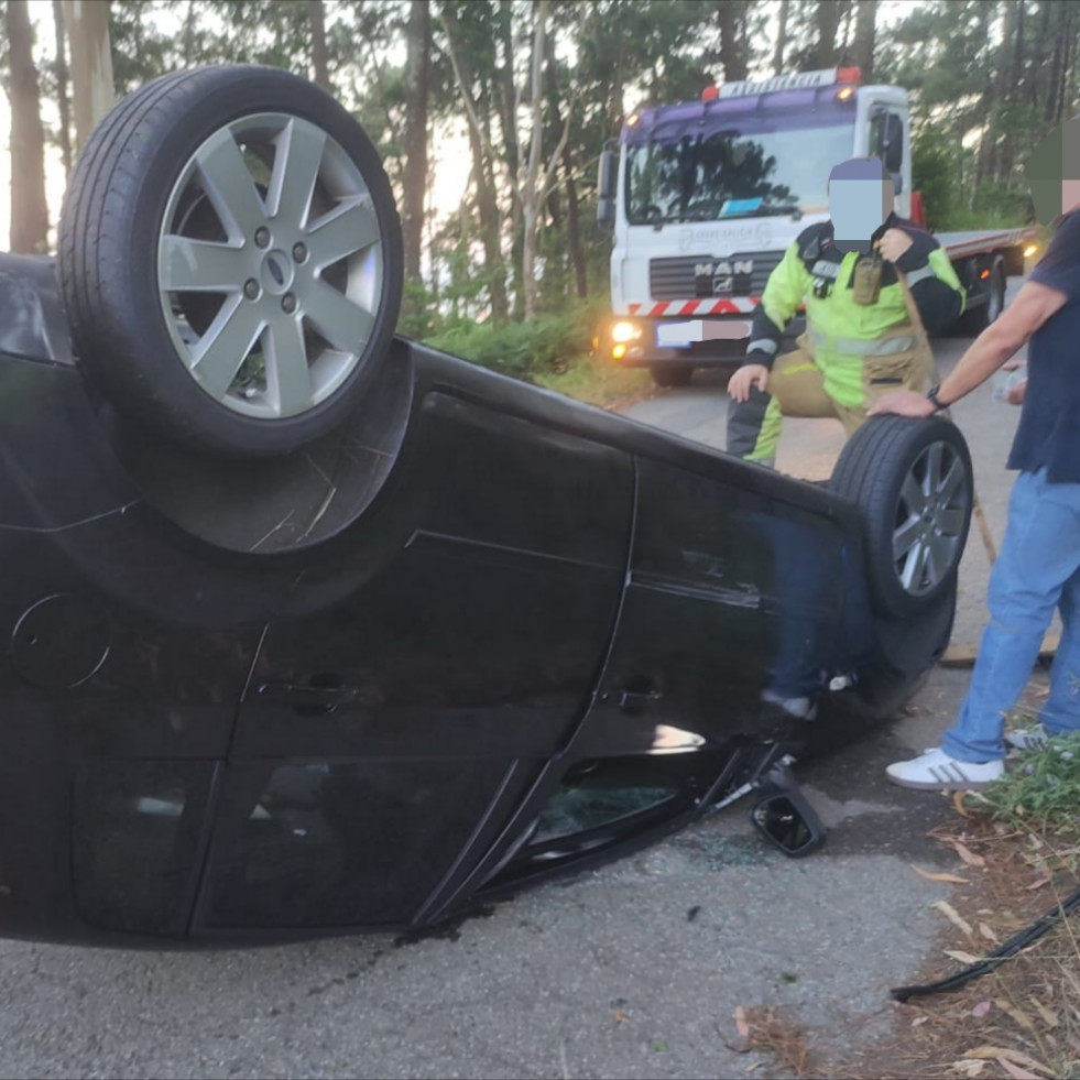Herida una persona en un accidente con vuelco de un coche en Ribeira