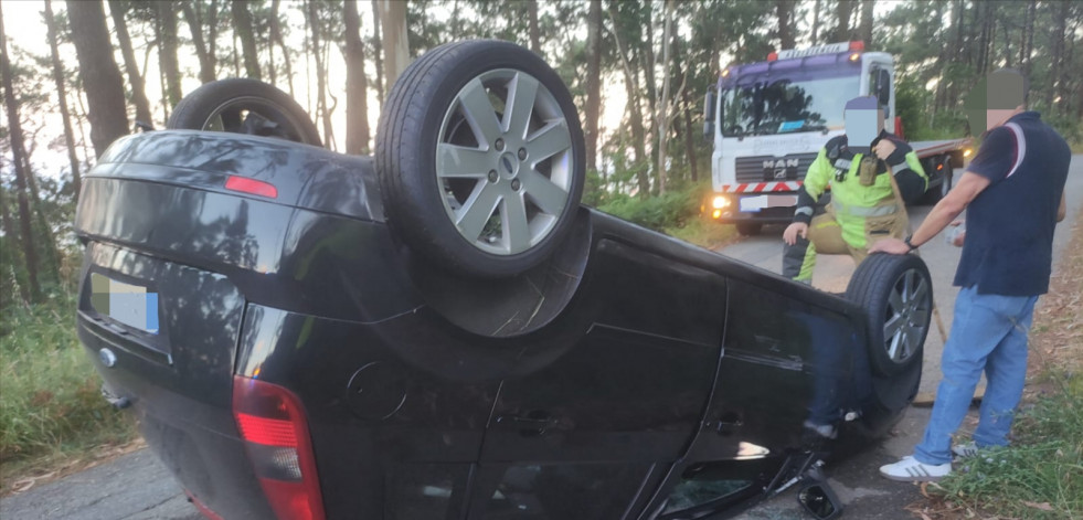 Herida una persona en un accidente con vuelco de un coche en Ribeira