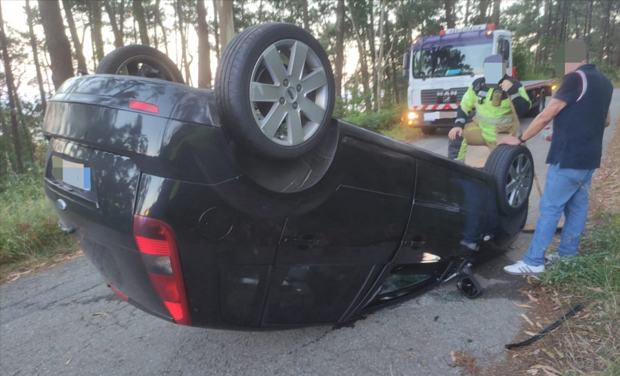 Herida una persona en un accidente con vuelco de un coche en Ribeira