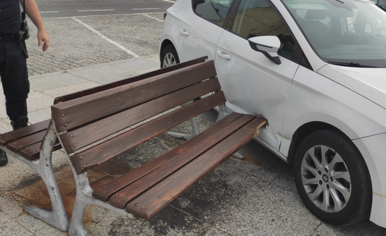 Un coche se empotra en una barandilla del paseo de la playa de Castiñeiras nada más arrancar