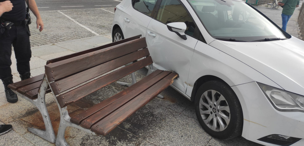 Un coche se empotra en una barandilla del paseo de la playa de Castiñeiras nada más arrancar