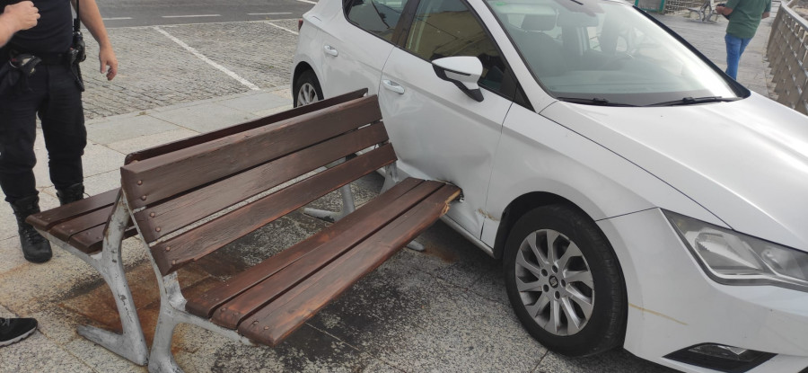 Un coche se empotra en una barandilla del paseo de la playa de Castiñeiras nada más arrancar