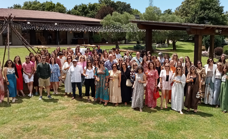 Profesores de Infantil y Primaria de Ribeira celebran el final del curso 2024-2025 con una comida y baile