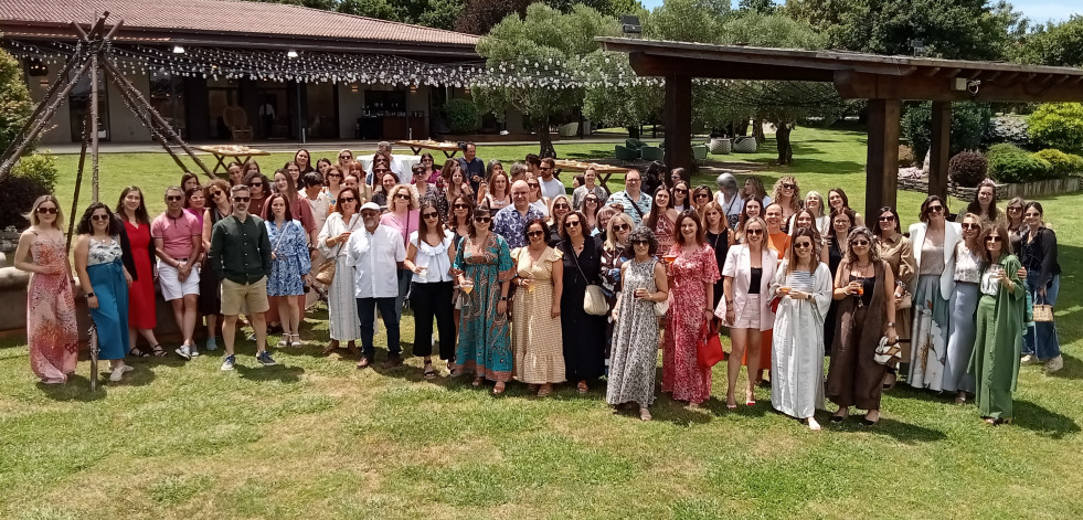Profesores de Infantil y Primaria de Ribeira celebran el final del curso 2024-2025 con una comida y baile