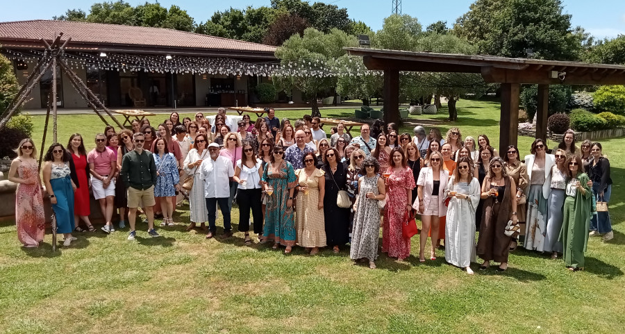 Profesores de Infantil y Primaria de Ribeira celebran el final del curso 2024-2025 con una comida y baile