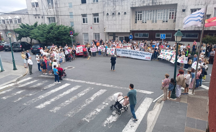Ribeira mantiene las concentraciones para reclamar médicos y Aguiño retomará las protestas al regresar la situación de precariedad