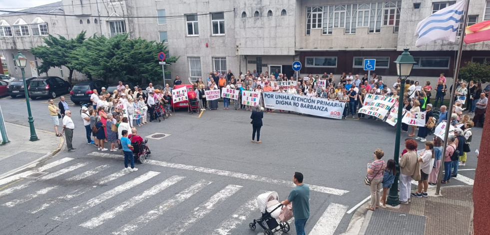 Ribeira mantiene las concentraciones para reclamar médicos y Aguiño retomará las protestas al regresar la situación de precariedad