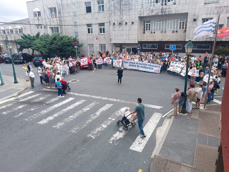 Ribeira mantiene las concentraciones para reclamar médicos y Aguiño retomará las protestas al regresar la situación de precariedad