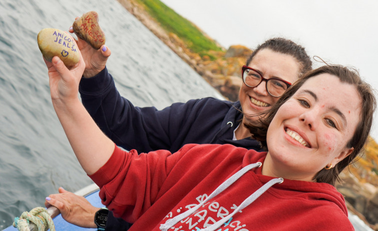 El equipo de voluntariado social y trabajadoras de Jealsa junto con Amicos reinsertan 95 algas laminarias en la Ría de Arousa