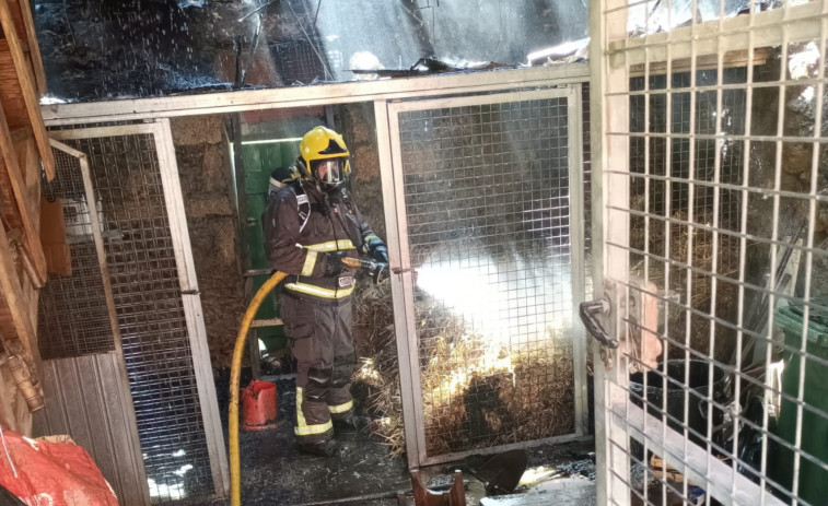 Una mujer sufre quemaduras en un incendio en un cobertizo de su propiedad en el lugar pobrense de Ouxo