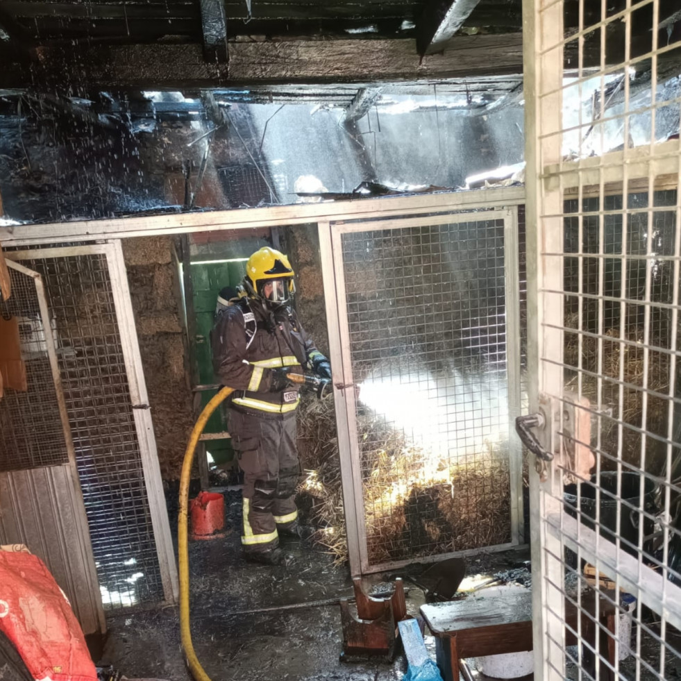 Una mujer sufre quemaduras en su cuerpo en un incendio registrado en un galpón en el lugar de Ouxo, en A Pobra,