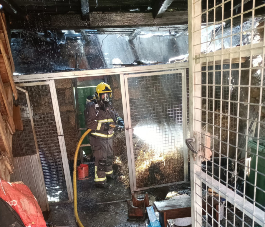 Una mujer sufre quemaduras en su cuerpo en un incendio registrado en un galpón en el lugar de Ouxo, en A Pobra,