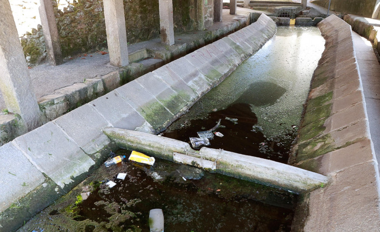 Denuncian el estado de suciedad y abandono del lavadero público de Vilaxoán