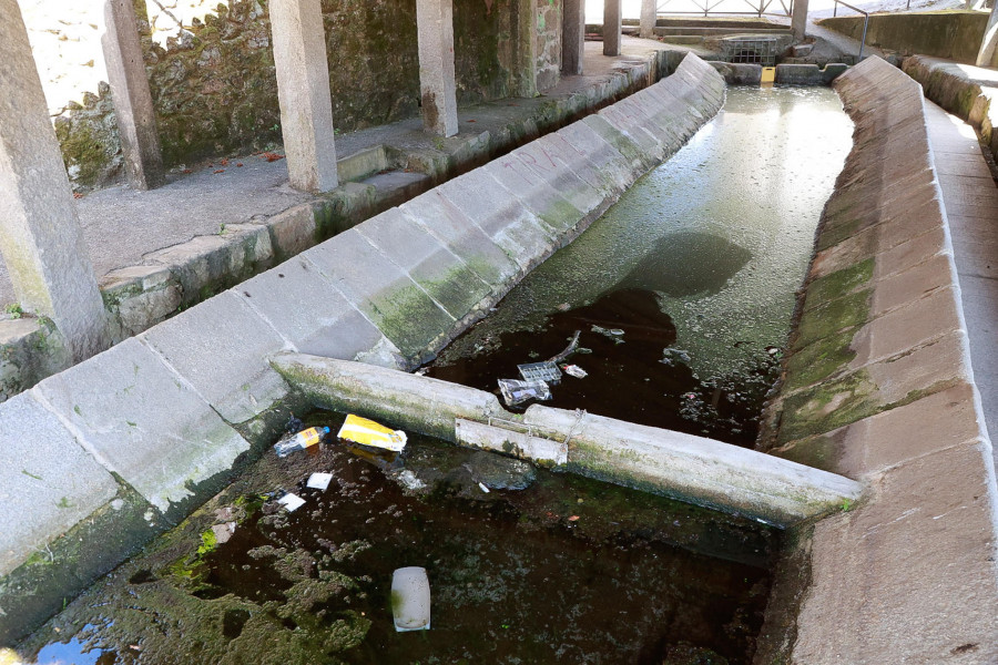 Denuncian el estado de suciedad y abandono del lavadero público de Vilaxoán