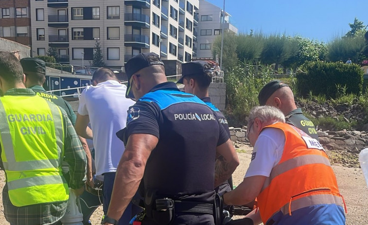 Rescatan a un hombre inconsciente en la playa da Panadeira y lo trasladan a Montecelo
