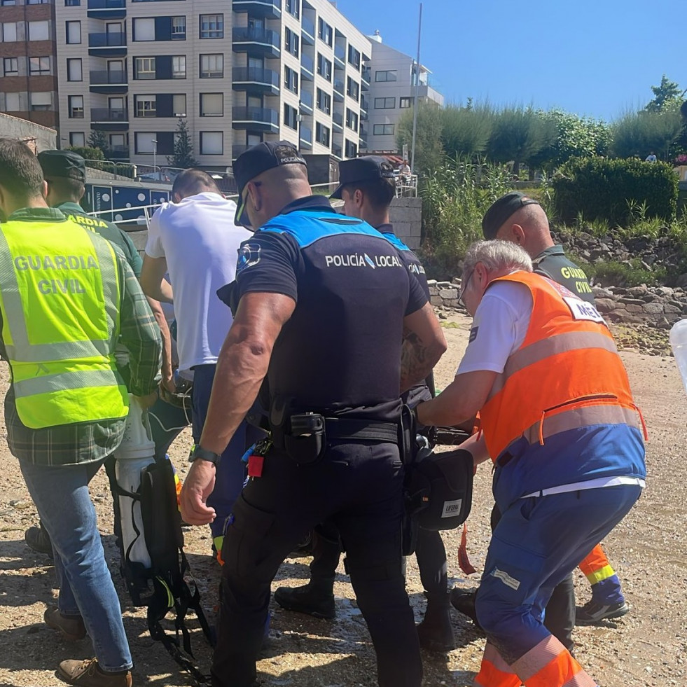 Rescatan a un hombre inconsciente en la playa da Panadeira y lo trasladan a Montecelo