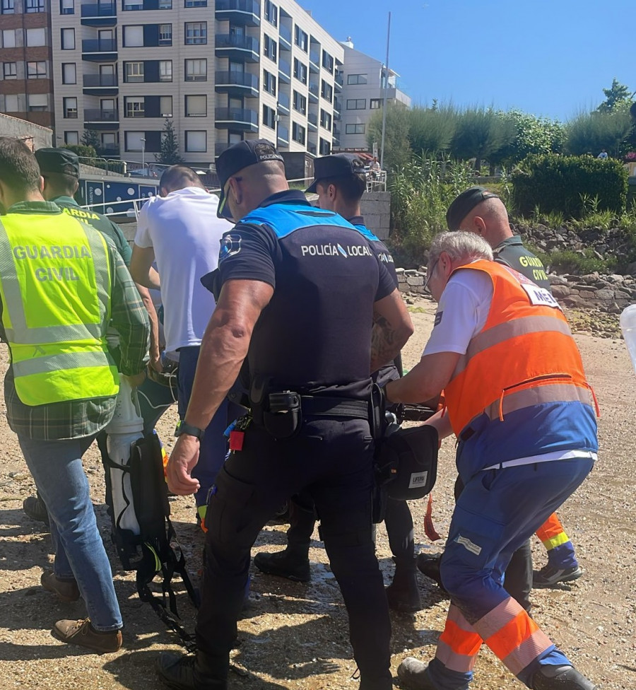 Rescatan a un hombre inconsciente en la playa da Panadeira y lo trasladan a Montecelo