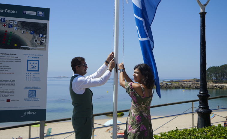 La Bandera Azul ya luce para este verano en la playa pobrense de Lombiña-Cabío