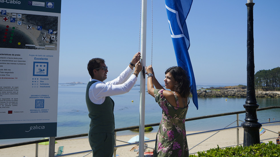 La Bandera Azul ya luce para este verano en la playa pobrense de Lombiña-Cabío