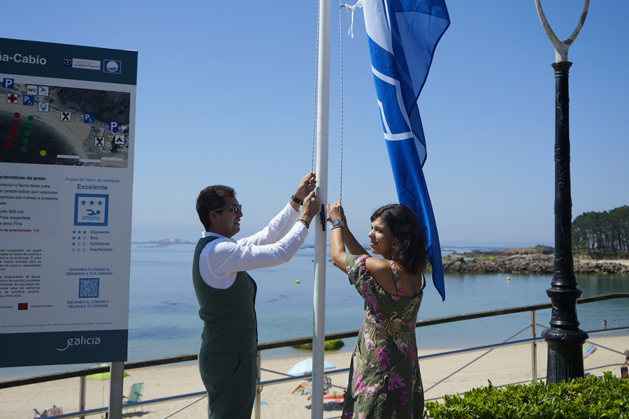 La Bandera Azul ya luce para este verano en la playa pobrense de Lombiña-Cabío