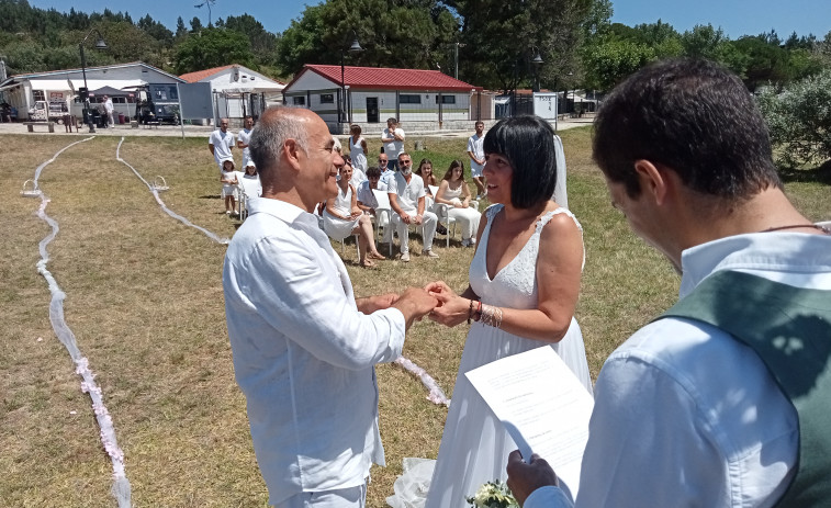 Una boda con la arena de Cabío y las aguas de la Ría de Arousa como testigos de excepción
