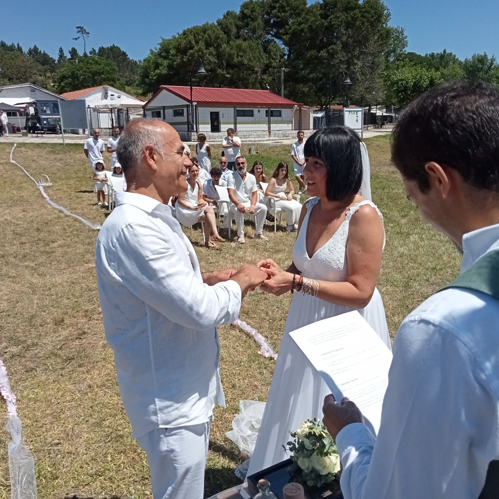 Una boda con la arena de Cabío y las aguas de la Ría de Arousa como testigos de excepción