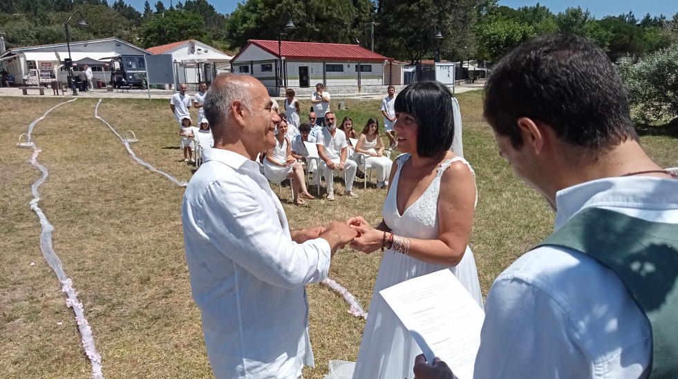 Una boda con la arena de Cabío y las aguas de la Ría de Arousa como testigos de excepción