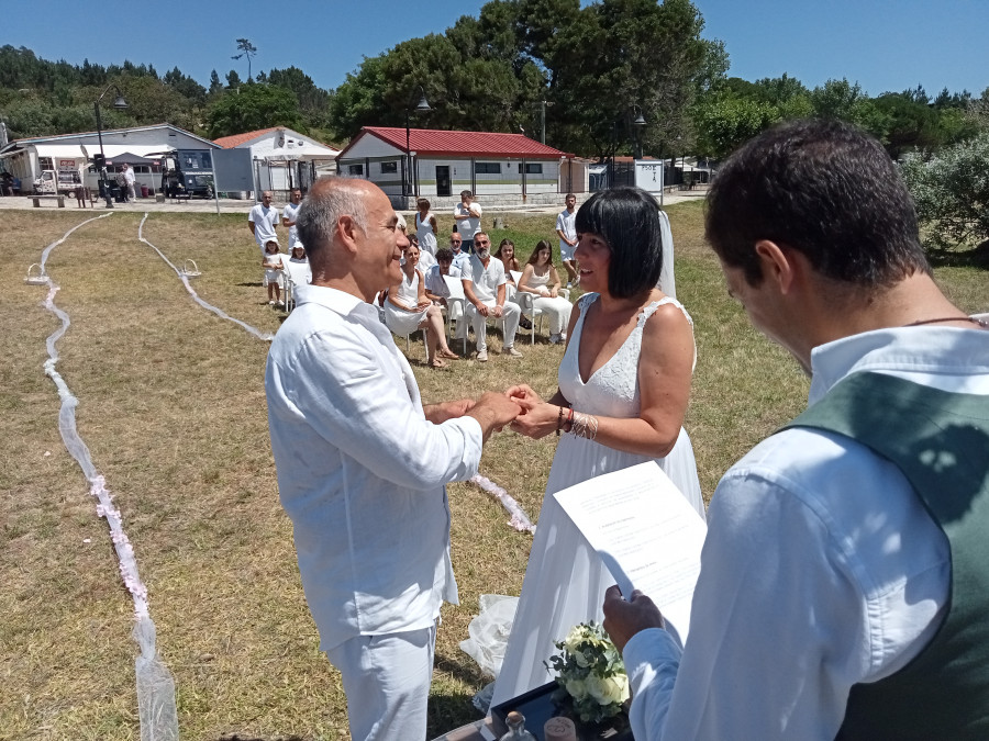 Una boda con la arena de Cabío y las aguas de la Ría de Arousa como testigos de excepción