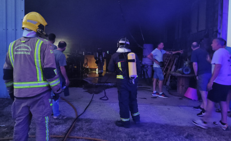 Un incendio en una nave de Cambados movilizó ayer a emergencias y bomberos